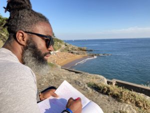 Un stagiaire en immersion prenant des notes pendant une leçon de grammaire française