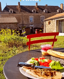 Apprenants visitant un marché local français dans le cadre de leur séjour d'immersion culturelle