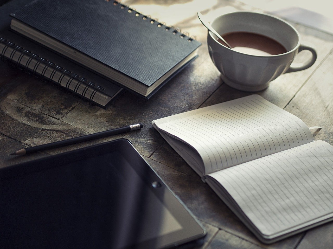 Carnet et tablette pour prendre des notes en apprenant le français