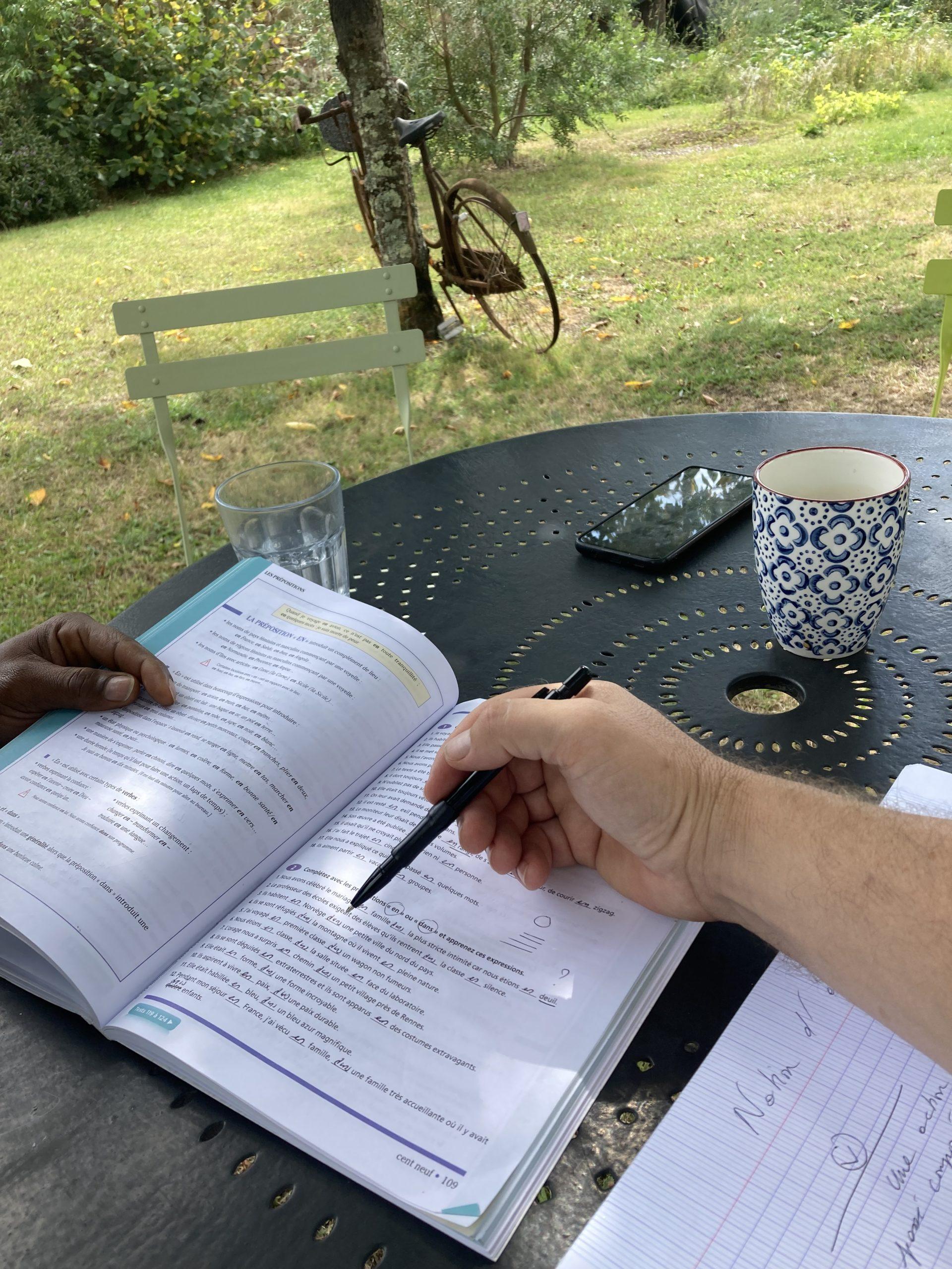Famille française accueillant des apprenants pour un séjour en immersion en Pays de la Loire