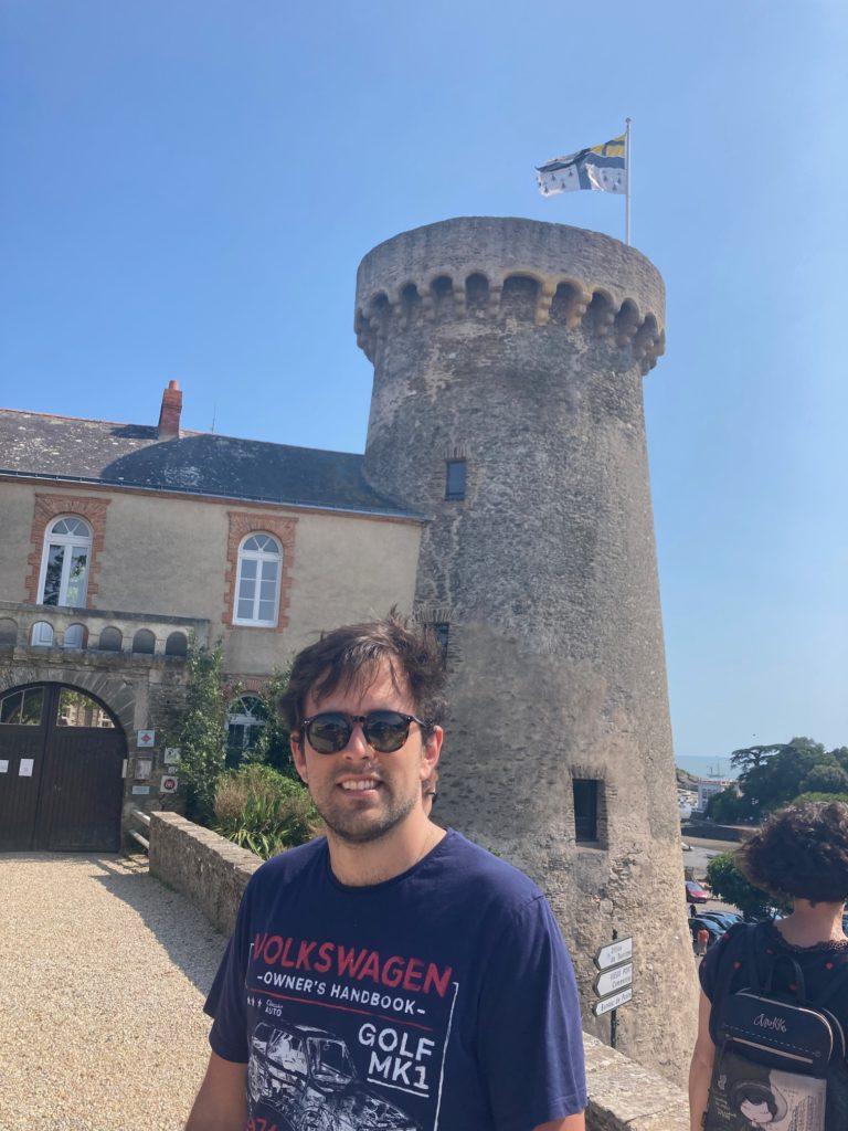 Apprenant interagissant avec des locaux dans une boutique, pratique naturelle du français en immersion